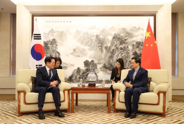 최대호 안양시장(왼쪽)과 다이빙 주한 중국대사(오른쪽)가 25일 주한중국대사관에서 간담회를 가졌다/사진제공=안양시